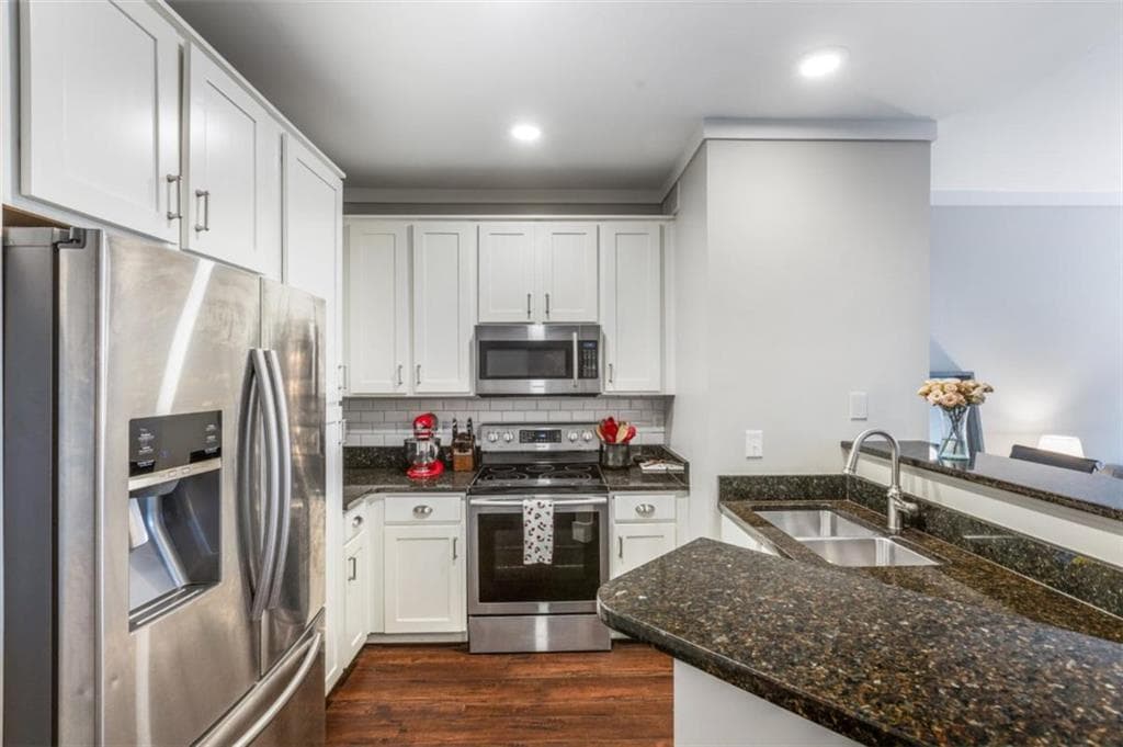1 bedroom, 1 bathroom, 650 sq ft condominium for sale at 821 Ralph McGill Boulevard 2405, Atlanta, GA 30306 — photo 2