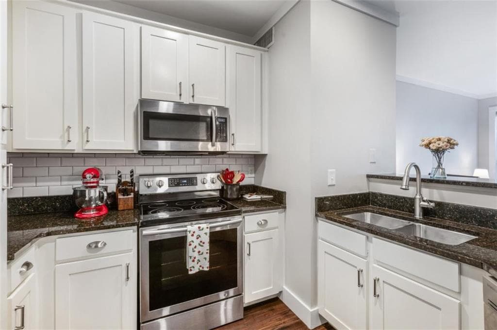 1 bedroom, 1 bathroom, 650 sq ft condominium for sale at 821 Ralph McGill Boulevard 2405, Atlanta, GA 30306 — photo 3