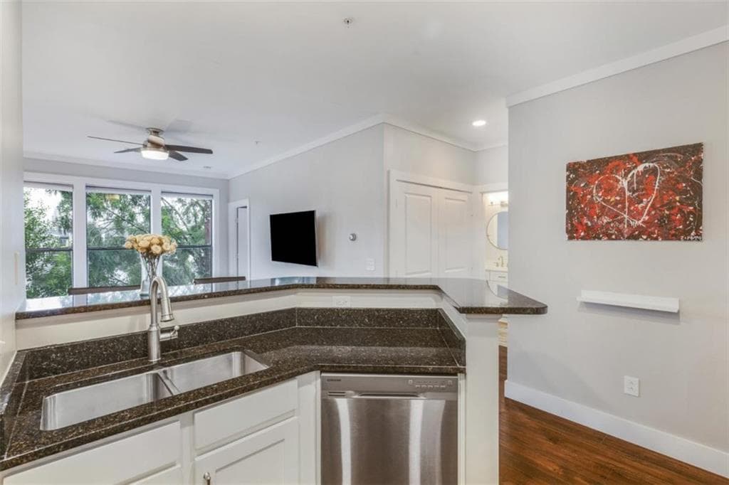 1 bedroom, 1 bathroom, 650 sq ft condominium for sale at 821 Ralph McGill Boulevard 2405, Atlanta, GA 30306 — photo 4