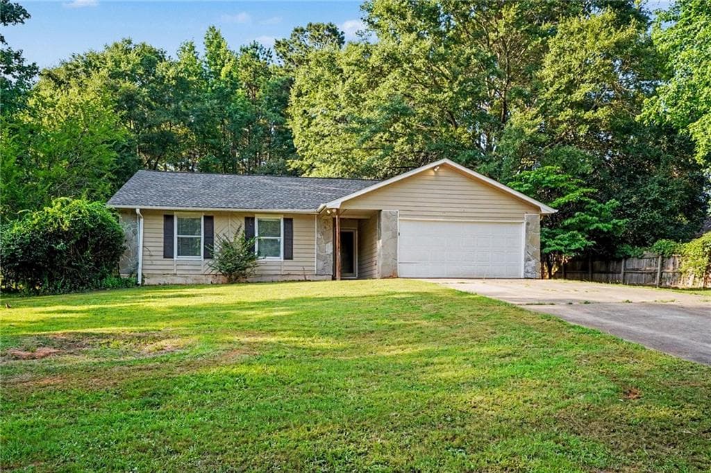 3 bedroom, 2 bathroom, 1,580 sq ft single family residence for sale at 2900 Rosecommons Drive, Hampton, GA 30228