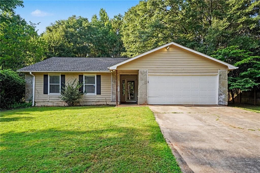 3 bedroom, 2 bathroom, 1,580 sq ft single family residence for sale at 2900 Rosecommons Drive, Hampton, GA 30228 — photo 3