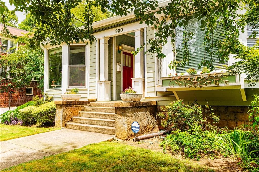 1 bedroom, 1 bathroom, 733 sq ft condominium for sale at 980 Saint Charles Avenue 2, Atlanta, GA 30306 — photo 2