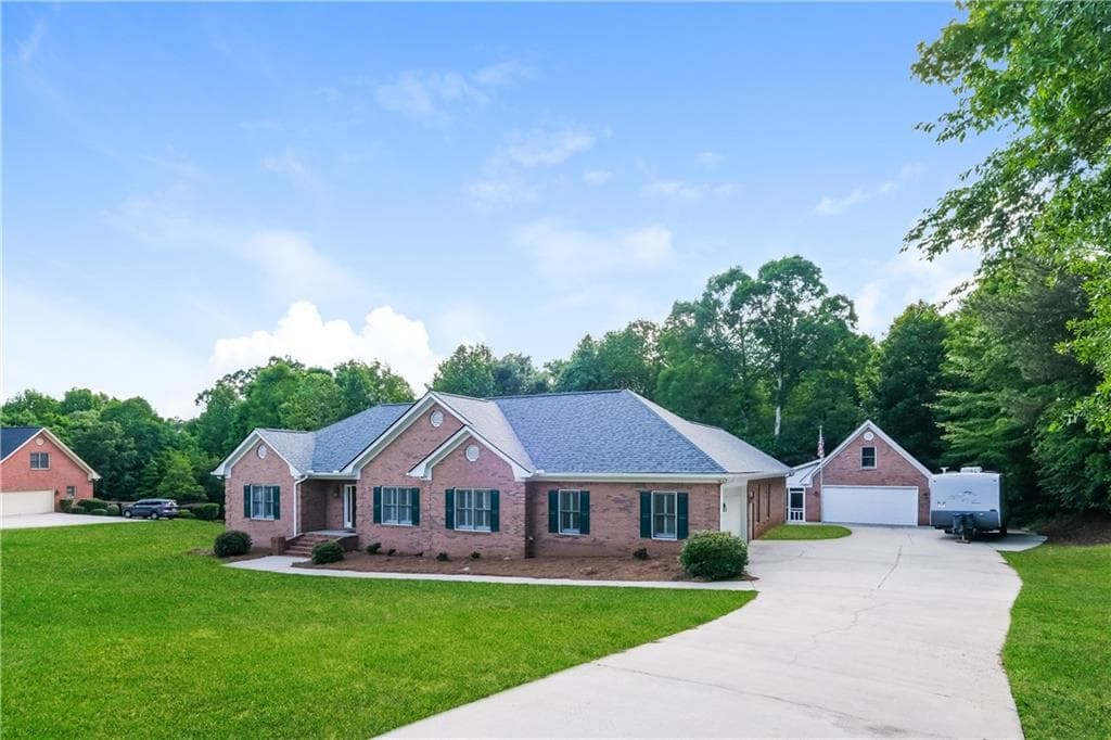 3 bedroom, 3 bathroom, 3,147 sq ft single family residence for sale at 604 Clearwater Court, Mcdonough, GA 30252 — photo 2