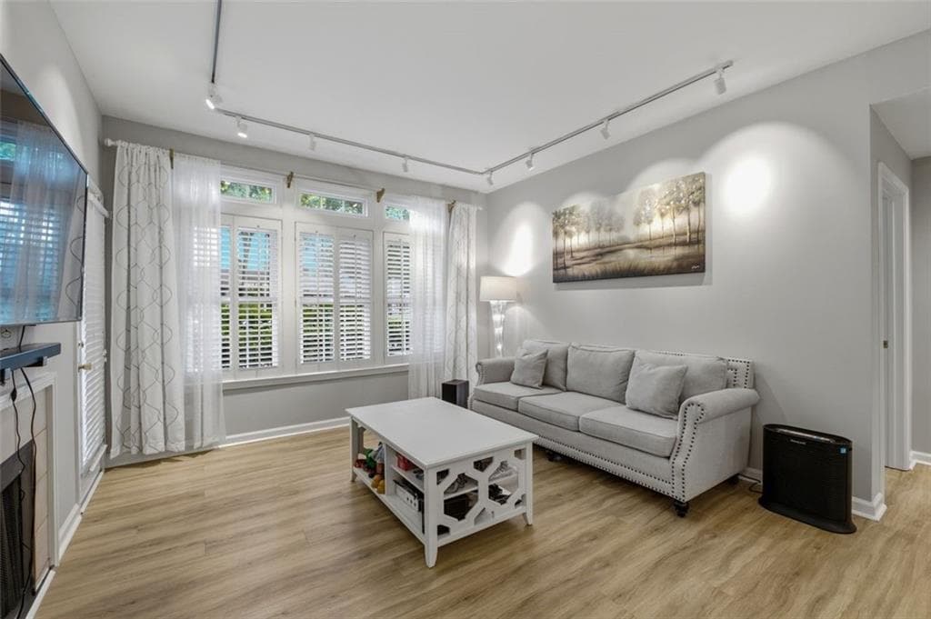 1 bedroom, 1 bathroom, 873 sq ft condominium for sale at 240 Renaissance Parkway 102, Atlanta, GA 30308 — photo 3