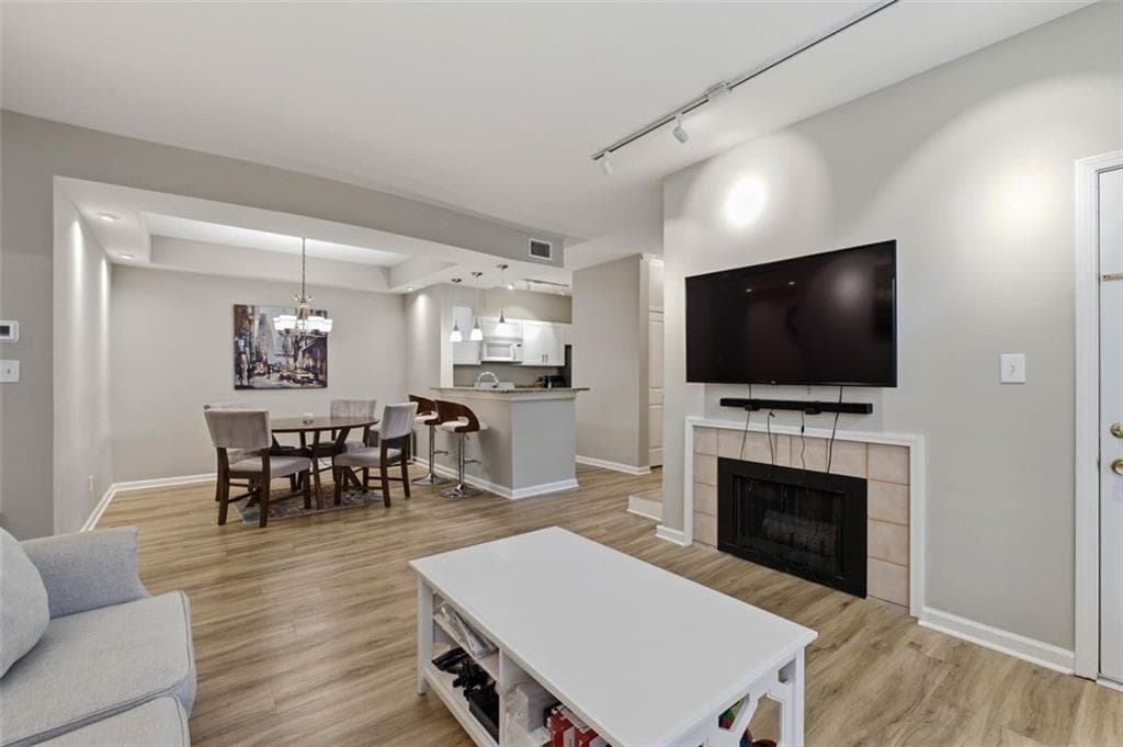 1 bedroom, 1 bathroom, 873 sq ft condominium for sale at 240 Renaissance Parkway 102, Atlanta, GA 30308 — photo 6