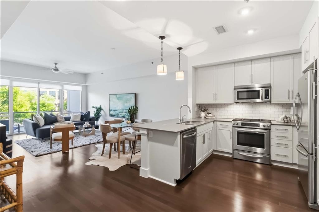 1 bedroom, 1 bathroom, 940 sq ft condominium for sale at 1100 Howell Mill Road 204, Atlanta, GA 30318 — photo 4