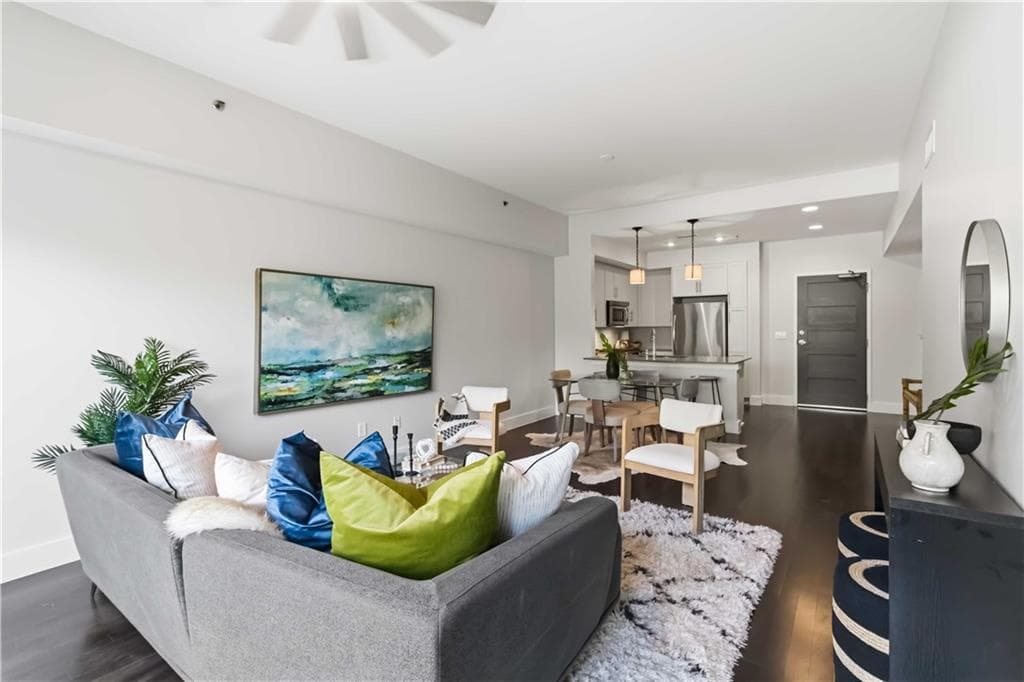 1 bedroom, 1 bathroom, 940 sq ft condominium for sale at 1100 Howell Mill Road 204, Atlanta, GA 30318 — photo 6