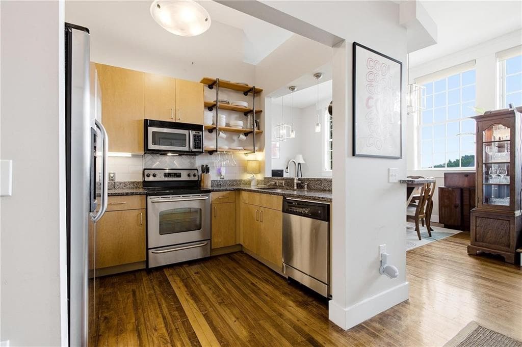 1 bedroom, 2 bathroom, 1,229 sq ft condominium under contract at 600 College Street 202, Hapeville, GA 30354 — photo 4