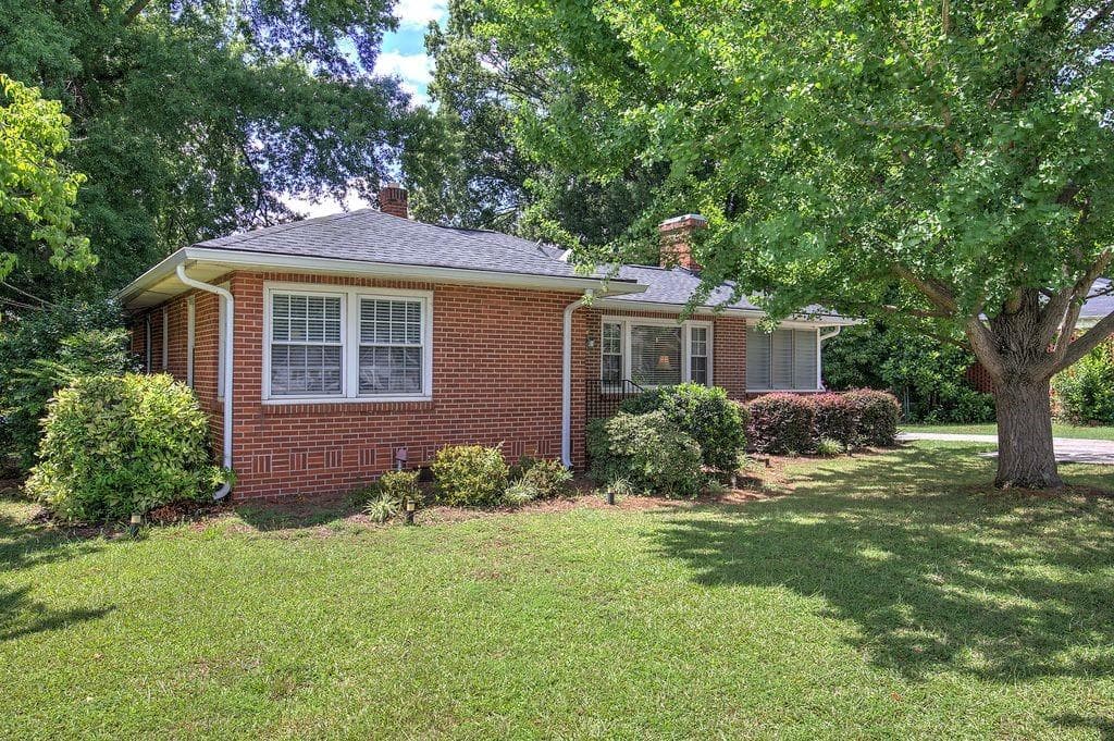 5 bedroom, 3 bathroom, 2,652 sq ft single family residence under contract at 409 Stonewall Street, Cartersville, GA 30120 — photo 2