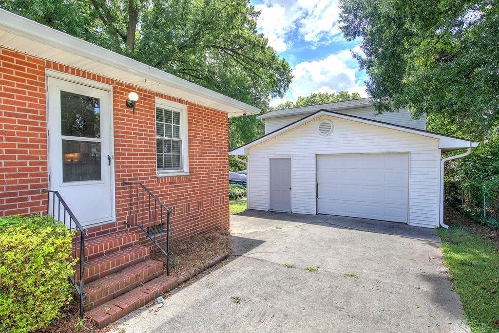 5 bedroom, 3 bathroom, 2,652 sq ft single family residence under contract at 409 Stonewall Street, Cartersville, GA 30120 — photo 3