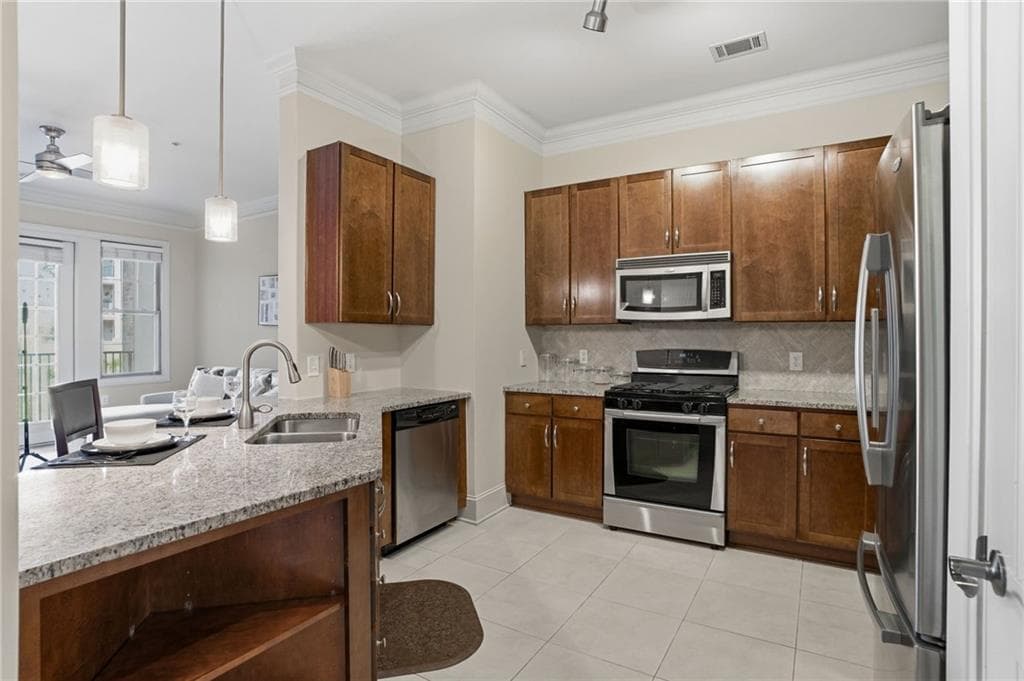 1 bedroom, 1 bathroom, 1,021 sq ft condominium under contract at 3621 Vinings Slope 2425, Atlanta, GA 30339 — photo 2
