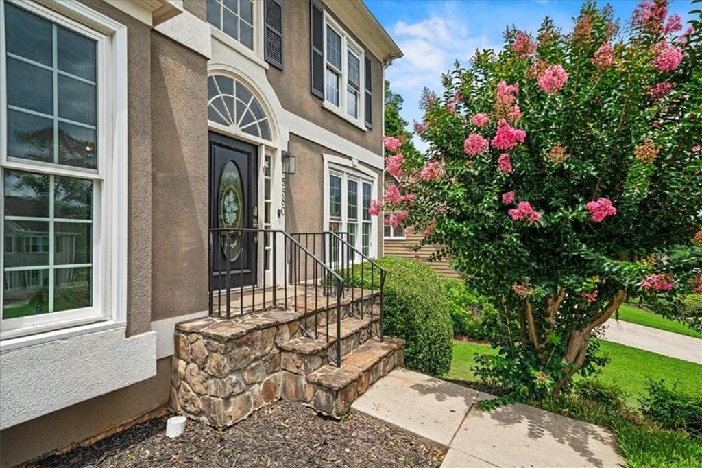 5 bedroom, 4 bathroom, 3,195 sq ft single family residence under contract at 5580 N Hillbrooke Trace, Alpharetta, GA 30005 — photo 2
