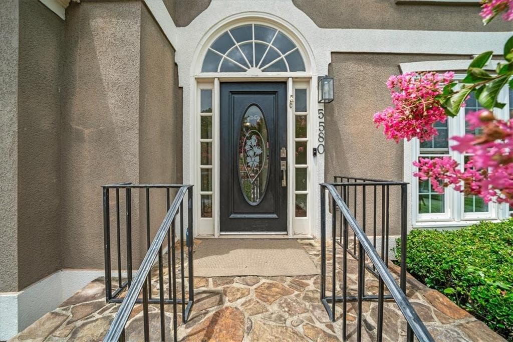 5 bedroom, 4 bathroom, 3,195 sq ft single family residence under contract at 5580 N Hillbrooke Trace, Alpharetta, GA 30005 — photo 3