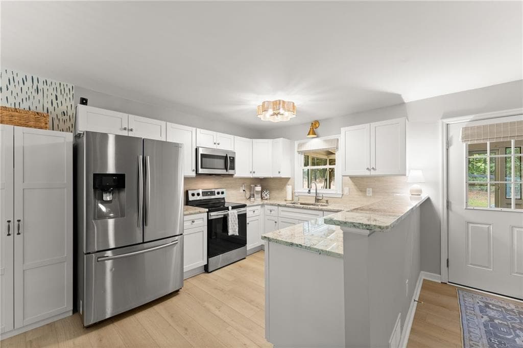 3 bedroom, 2 bathroom, 1,657 sq ft single family residence for sale at 6804 Union Hill Road, Canton, GA 30115 — photo 3