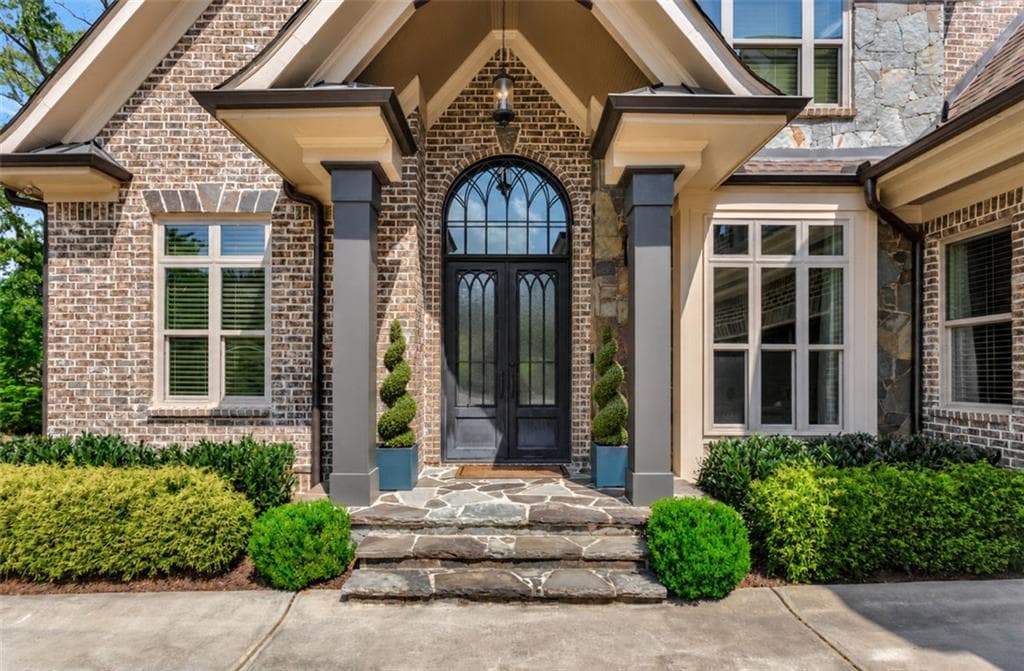 6 bedroom, 5 bathroom, 7,298 sq ft single family residence under contract at 4621 QUAIL Court, Flowery Branch, GA 30542 — photo 2