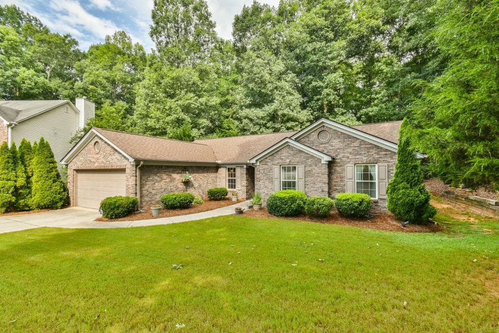 4 bedroom, 3 bathroom, 1,831 sq ft single family residence under contract at 2044 Lantern Drive, Jefferson, GA 30549