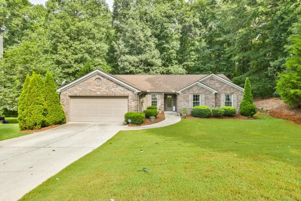 4 bedroom, 3 bathroom, 1,831 sq ft single family residence under contract at 2044 Lantern Drive, Jefferson, GA 30549 — photo 2