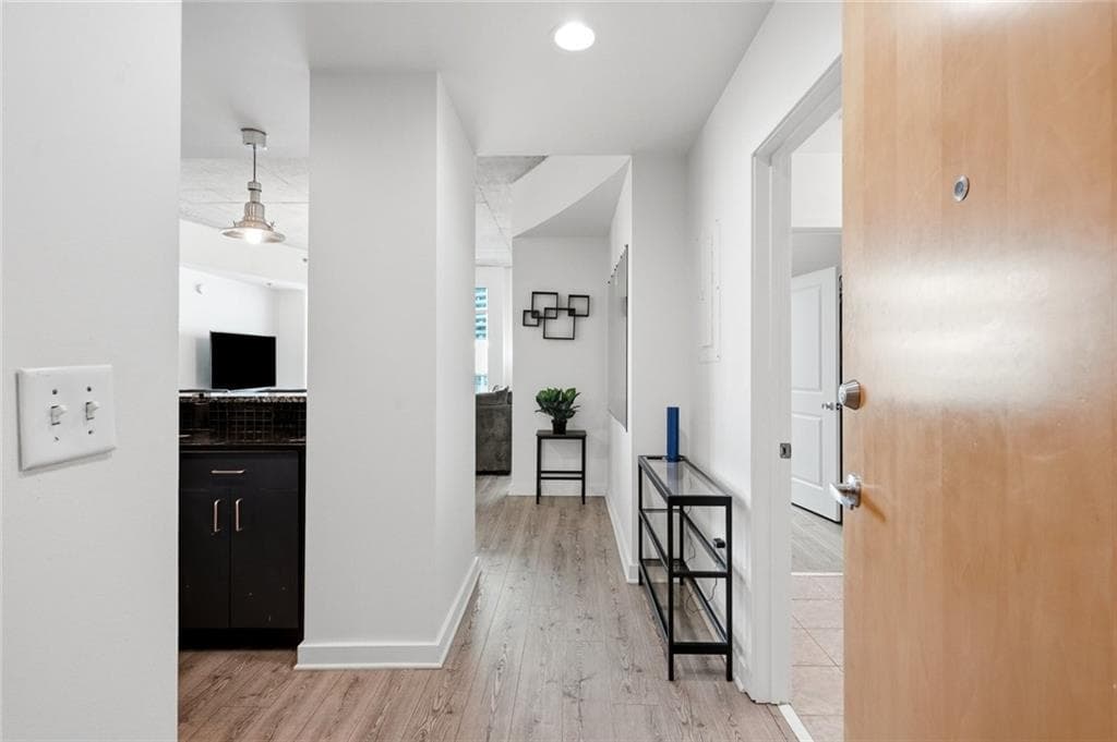 2 bedroom, 2 bathroom, 1,158 sq ft condominium for sale at 250 Pharr Road 1005, Atlanta, GA 30305 — photo 2