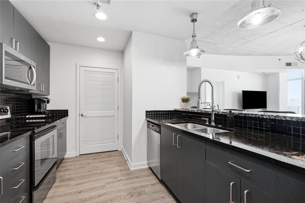 2 bedroom, 2 bathroom, 1,158 sq ft condominium for sale at 250 Pharr Road 1005, Atlanta, GA 30305 — photo 8