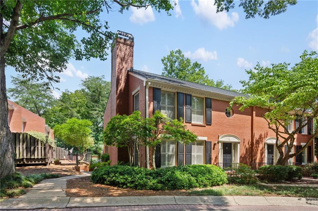 2 bedroom, 3 bathroom, 2,014 sq ft townhouse for sale at 501 Defoors Mill Circle, Atlanta, GA 30318 — photo 2