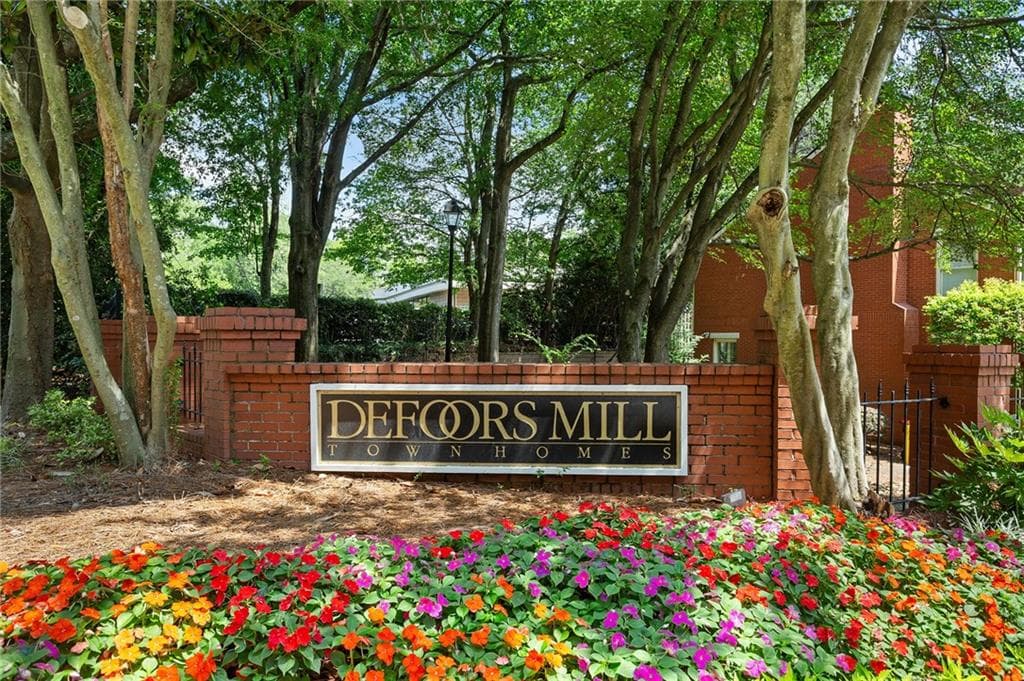 2 bedroom, 3 bathroom, 2,014 sq ft townhouse for sale at 501 Defoors Mill Circle, Atlanta, GA 30318 — photo 3