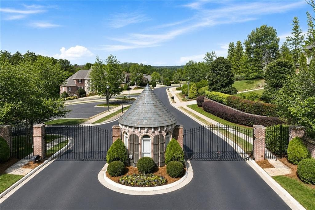 5 bedroom, 6 bathroom, 4,025 sq ft single family residence for sale at 4175 Cumberland Point Drive, Gainesville, GA 30504 — photo 3