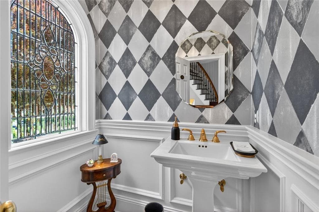 5 bedroom, 6 bathroom, 4,192 sq ft single family residence for sale at 5327 Claridge Square, Dunwoody, GA 30338 — photo 6