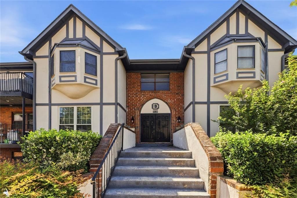 3 bedroom, 2 bathroom, 1,423 sq ft condominium for sale at 6851 Roswell Road D-15, Sandy Springs, GA 30328 — photo 2