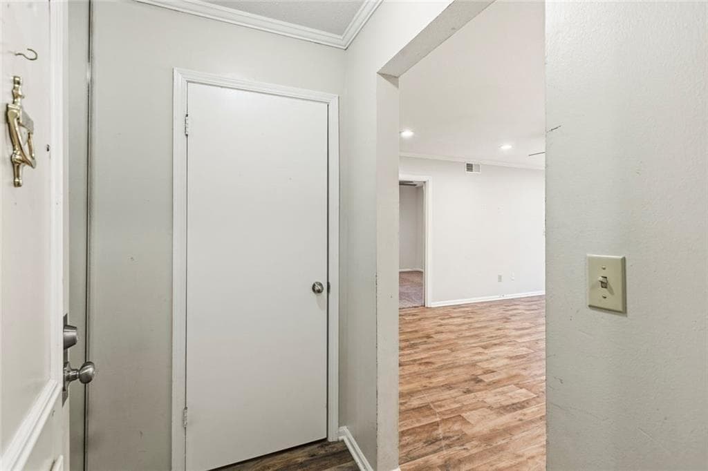 3 bedroom, 2 bathroom, 1,423 sq ft condominium for sale at 6851 Roswell Road D-15, Sandy Springs, GA 30328 — photo 3