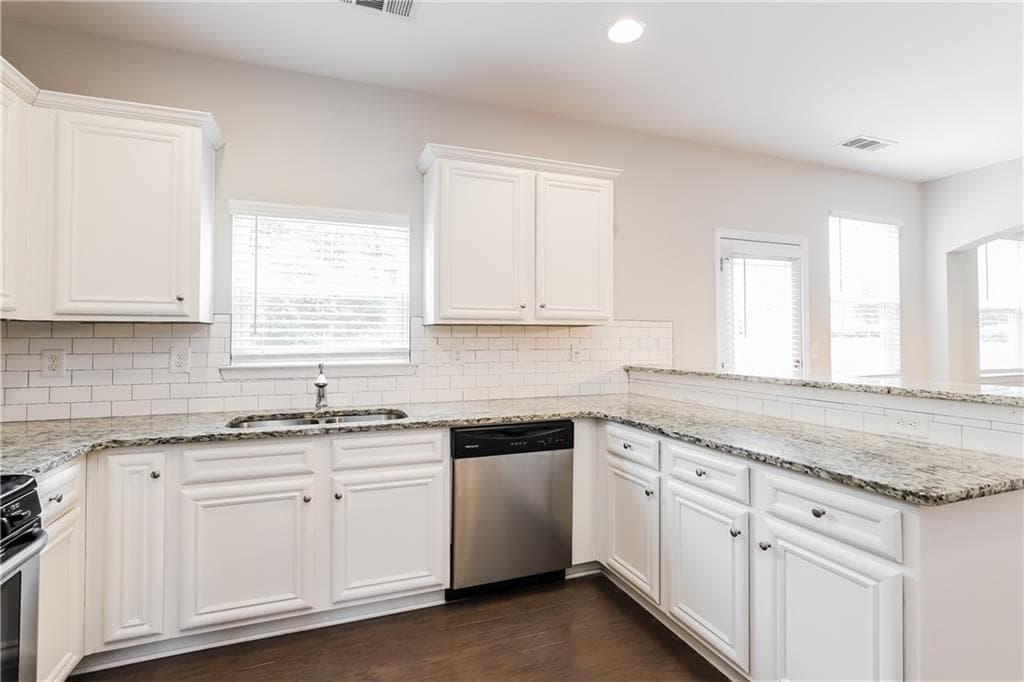 4 bedroom, 3 bathroom, 2,432 sq ft single family residence for rent at 320 Fern Court, Hoschton, GA 30548 for $2,175 a month — photo 5