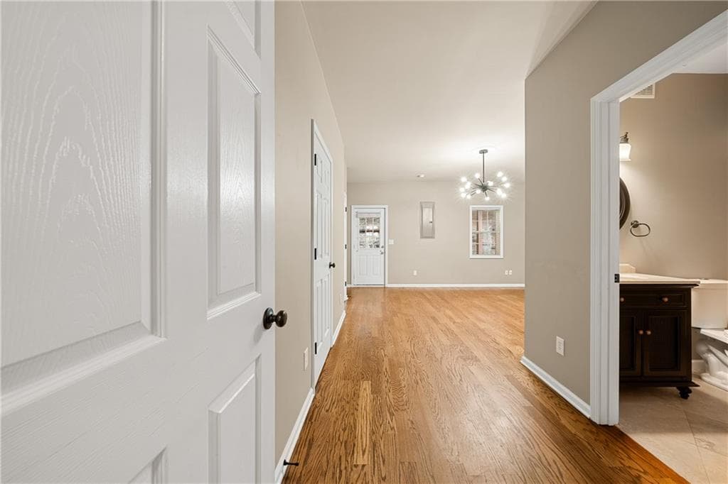 3 bedroom, 4 bathroom, 2,050 sq ft townhouse for sale at 2402 Waters Edge Trail, Roswell, GA 30075 — photo 4