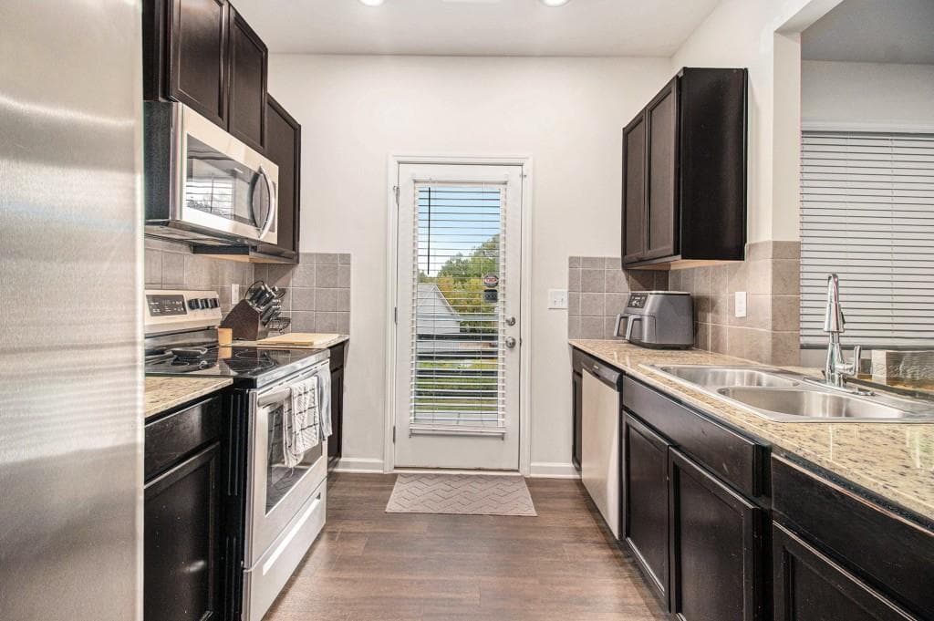 3 bedroom, 3 bathroom, 1,516 sq ft townhouse for sale at 5642 Union Pointe Drive, Union City, GA 30291 — photo 3