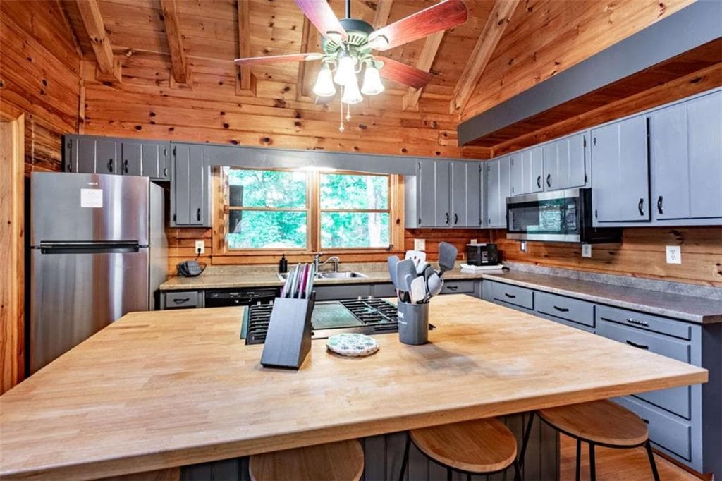 4 bedroom, 2 bathroom, 1,952 sq ft single family residence for sale at 30 Maxwell Lane, Blue Ridge, GA 30513 — photo 10