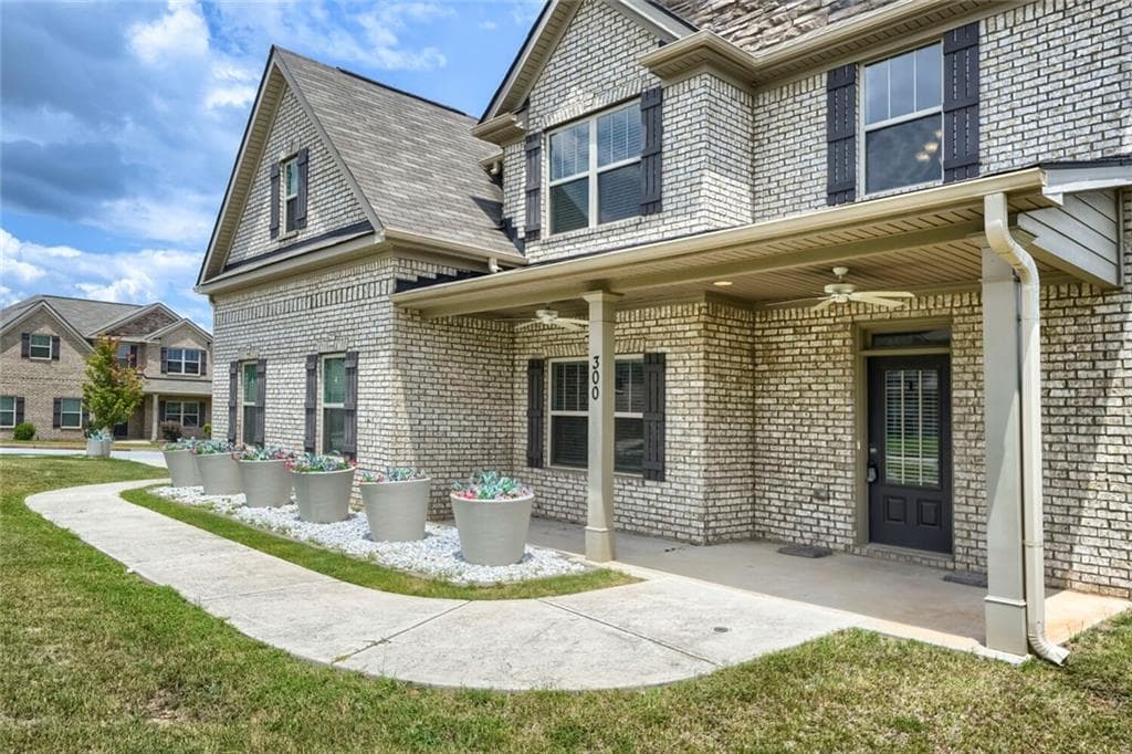 5 bedroom, 3 bathroom, 2,966 sq ft single family residence under contract at 300 Olympian Drive, Ellenwood, GA 30294 — photo 4