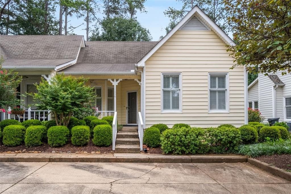 2 bedroom, 2 bathroom, 1,405 sq ft condominium for sale at 116 Victoria Way, Roswell, GA 30075 — photo 1 of 35