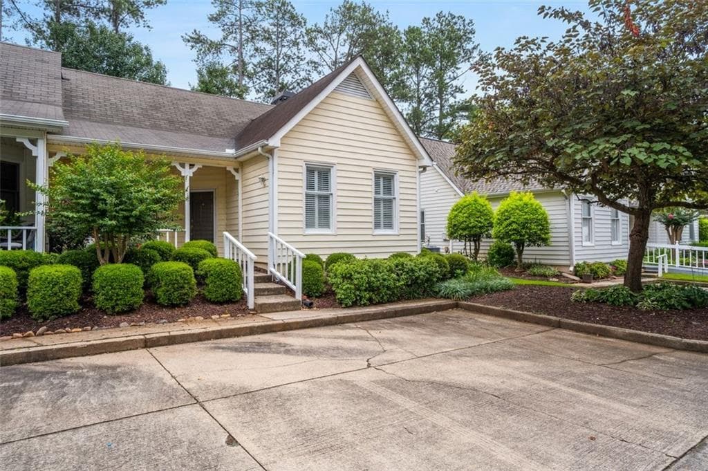 2 bedroom, 2 bathroom, 1,405 sq ft condominium for sale at 116 Victoria Way, Roswell, GA 30075 — photo 2