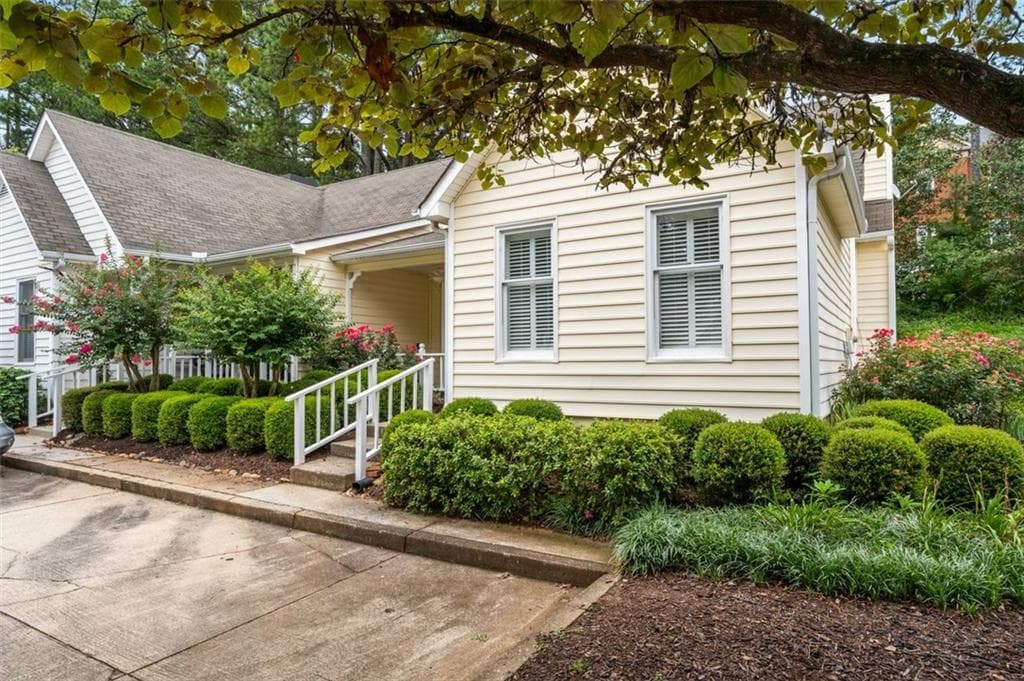 2 bedroom, 2 bathroom, 1,405 sq ft condominium for sale at 116 Victoria Way, Roswell, GA 30075 — photo 3