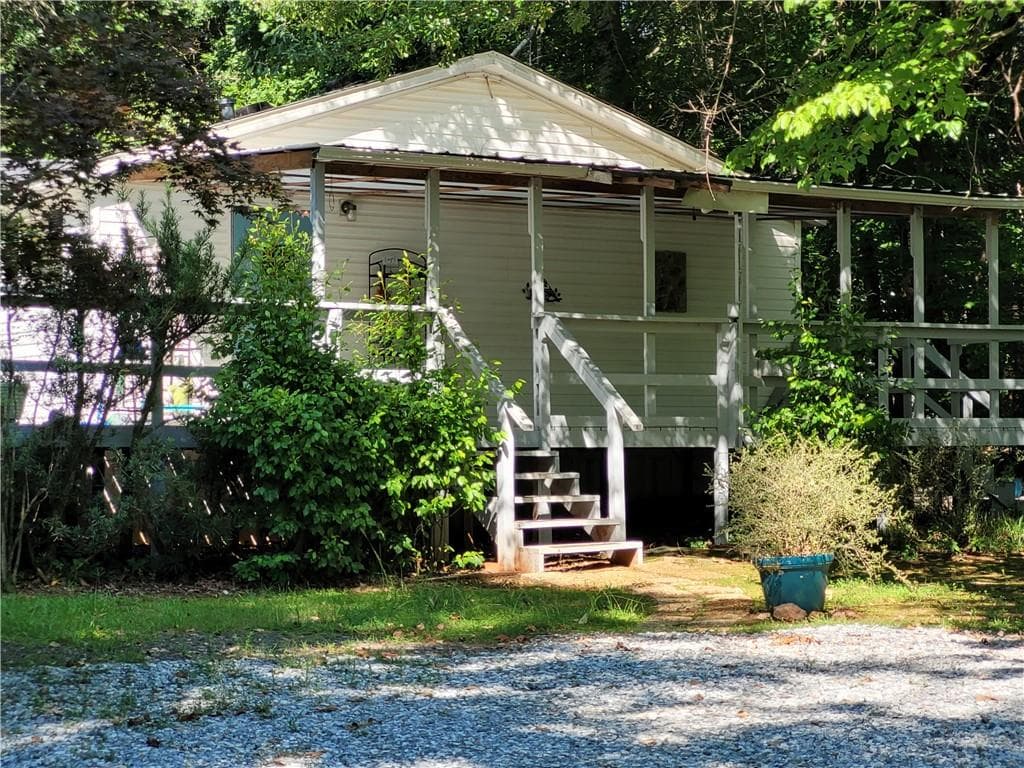 3 bedroom, 2 bathroom, 1,680 sq ft single family residence for sale at 847 Knottywood Drive, Lavonia, GA 30553 — photo 2