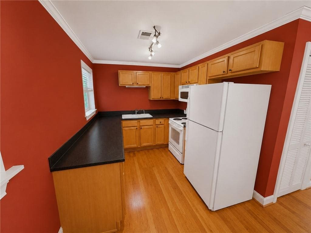 2 bedroom, 1 bathroom, 884 sq ft condominium for rent at 1643 Briarcliff Road 7, Atlanta, GA 30306 for $1,550 a month — photo 3