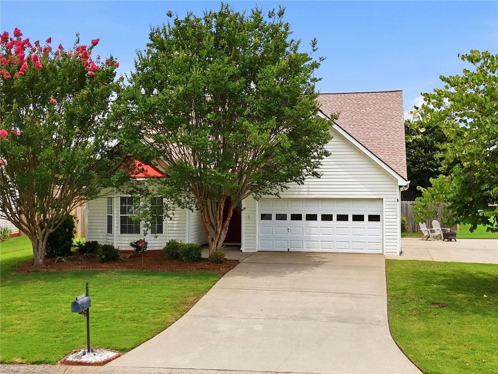 3 bedroom, 2 bathroom, 1,835 sq ft single family residence for sale at 216 Lee Court, Canton, GA 30115 — photo 3