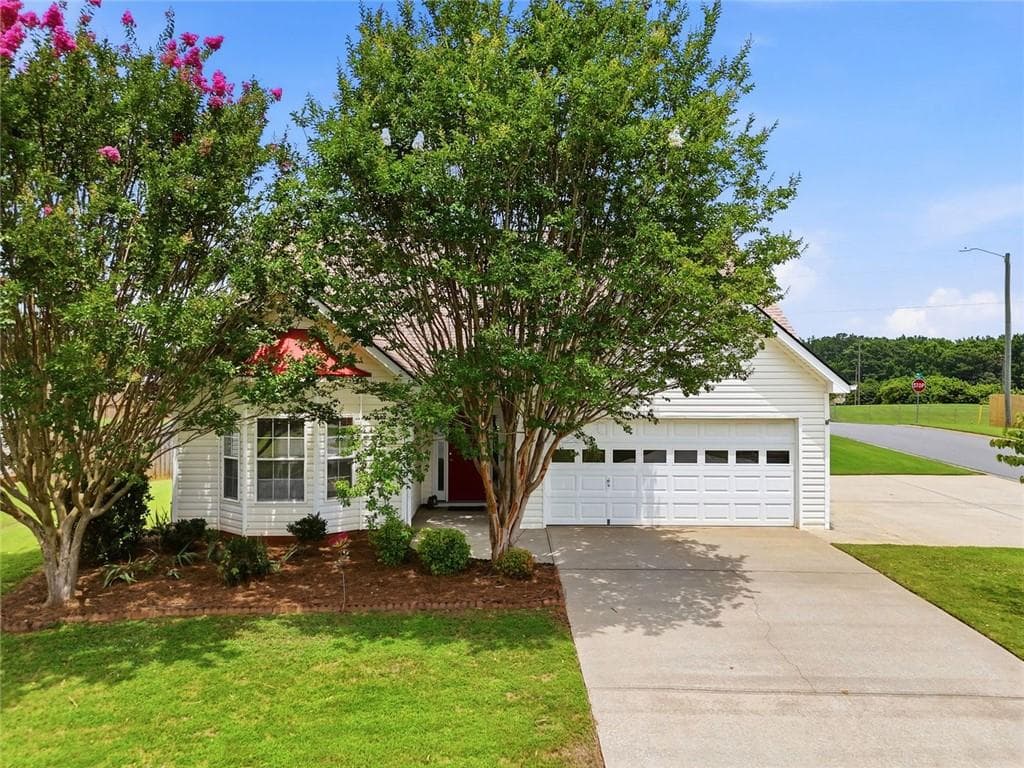 3 bedroom, 2 bathroom, 1,835 sq ft single family residence for sale at 216 Lee Court, Canton, GA 30115 — photo 4