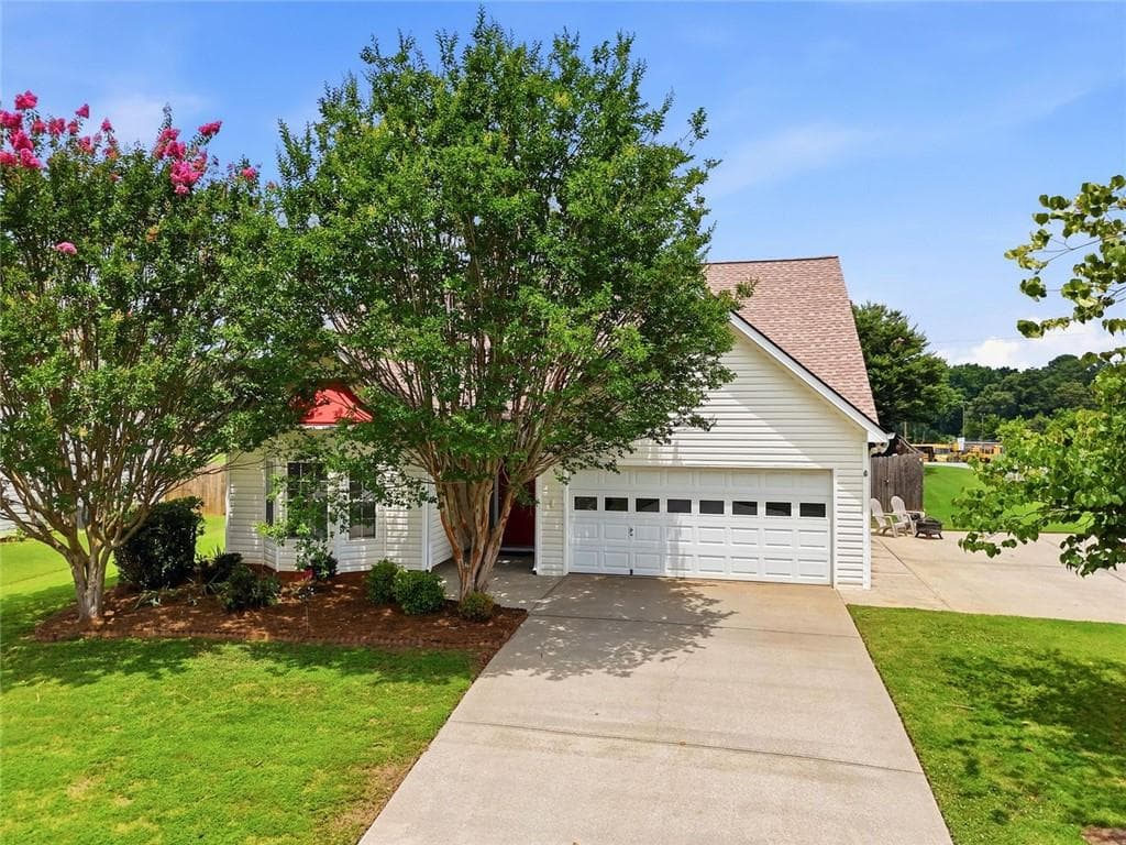 3 bedroom, 2 bathroom, 1,835 sq ft single family residence for sale at 216 Lee Court, Canton, GA 30115 — photo 6