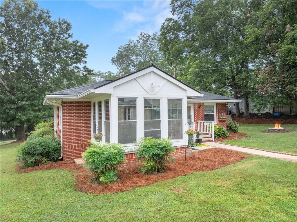 3 bedroom, 3 bathroom, 1,783 sq ft single family residence for sale at 5907 Main Street, Lula, GA 30554 — photo 4