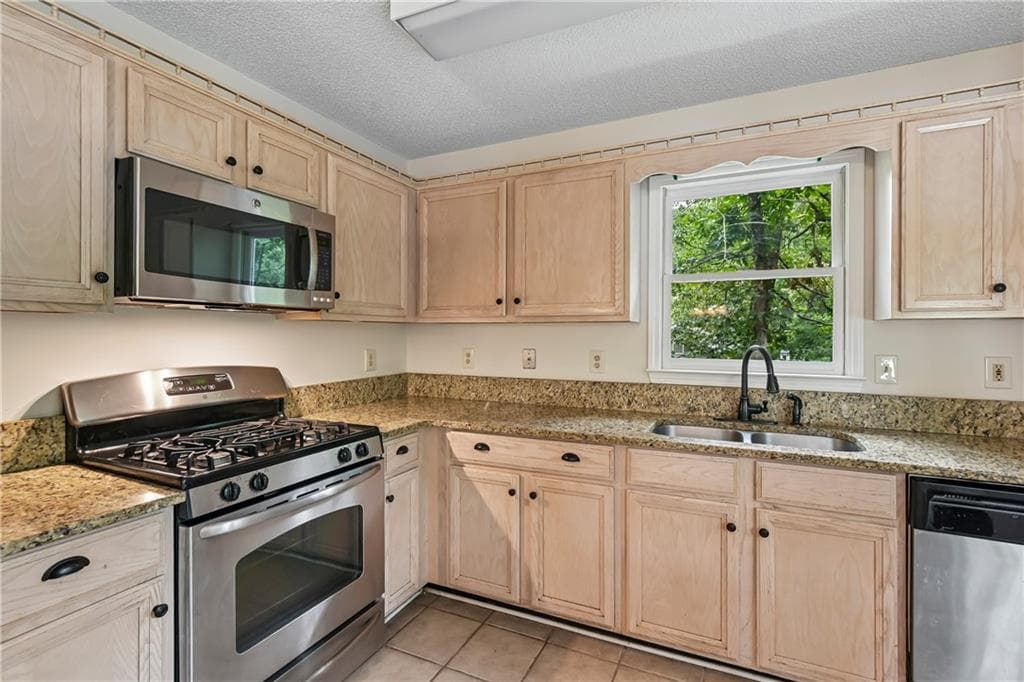 3 bedroom, 2 bathroom, 3,033 sq ft single family residence under contract at 18 Misty Ridge Place, Hiram, GA 30141 — photo 2