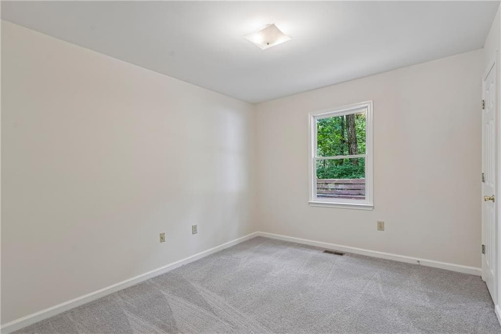 3 bedroom, 2 bathroom, 3,033 sq ft single family residence under contract at 18 Misty Ridge Place, Hiram, GA 30141 — photo 4