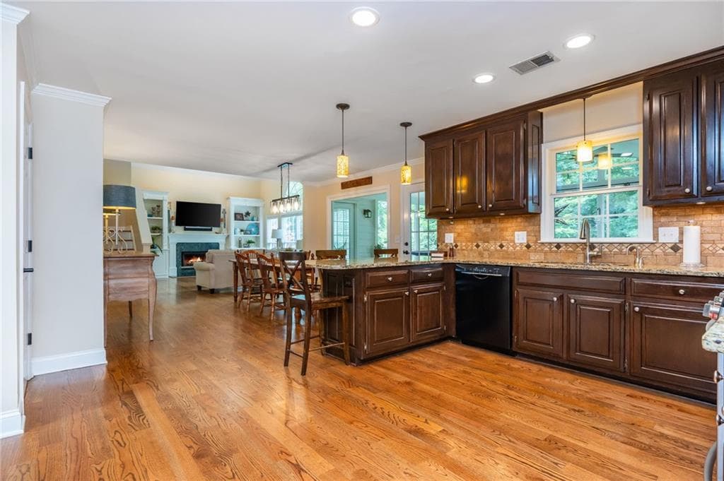 6 bedroom, 4 bathroom, 4,276 sq ft single family residence under contract at 594 Delphinium Boulevard, Acworth, GA 30102 — photo 3