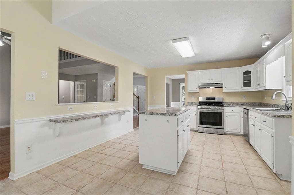 4 bedroom, 4 bathroom, 3,525 sq ft single family residence under contract at 715 Maggie Mae Lane, Lawrenceville, GA 30045 — photo 6