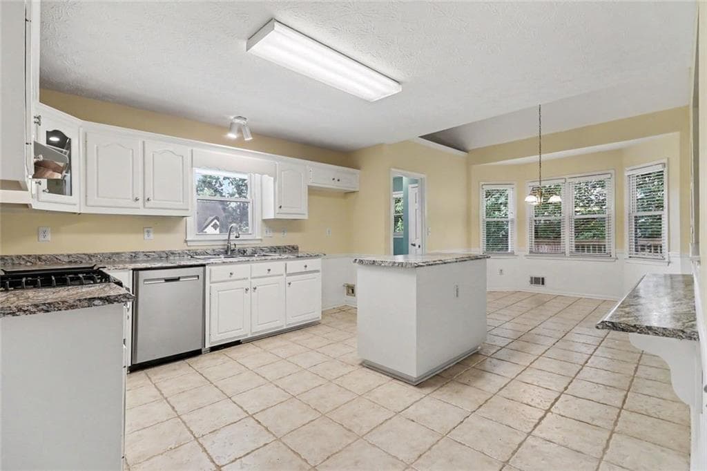 4 bedroom, 4 bathroom, 3,525 sq ft single family residence under contract at 715 Maggie Mae Lane, Lawrenceville, GA 30045 — photo 8