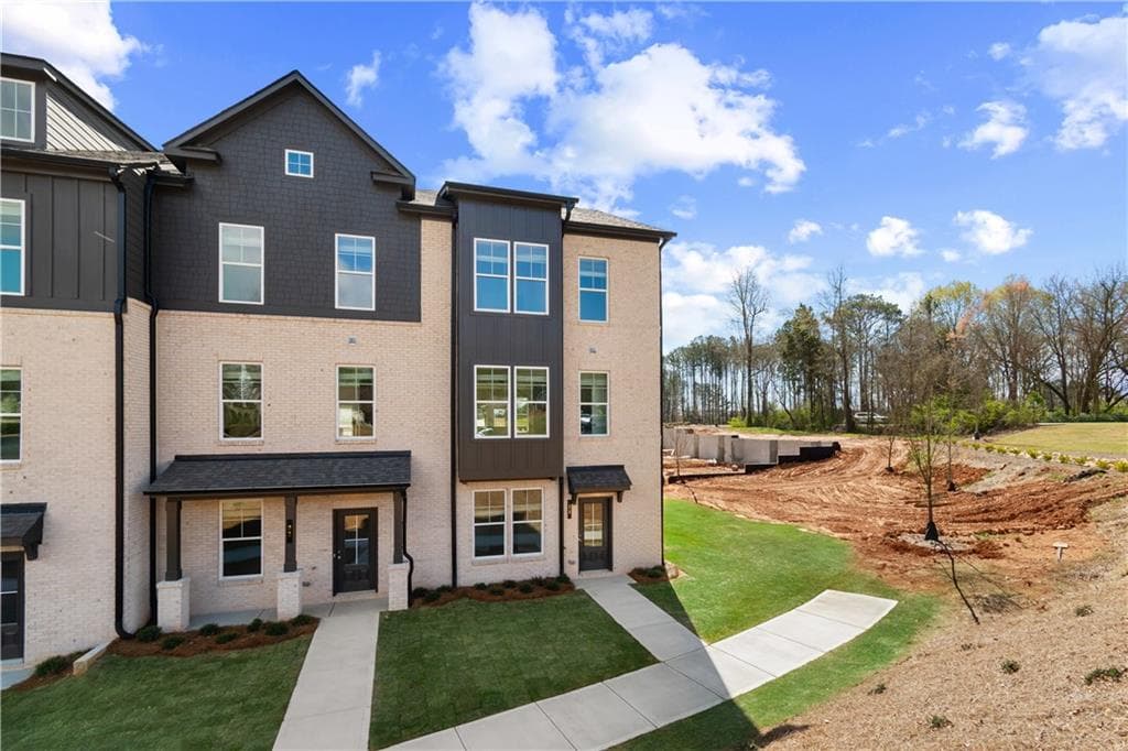 3 bedroom, 3 bathroom, 1,931 sq ft townhouse under contract at 2602 Daybreak Lane, Newnan, GA 30265