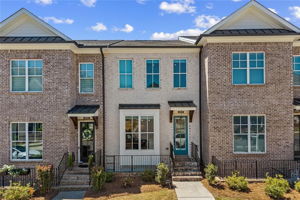 3 bedroom, 4 bathroom, 2,288 sq ft townhouse under contract at 4570 Waterside Parkway, Peachtree Corners, GA 30092